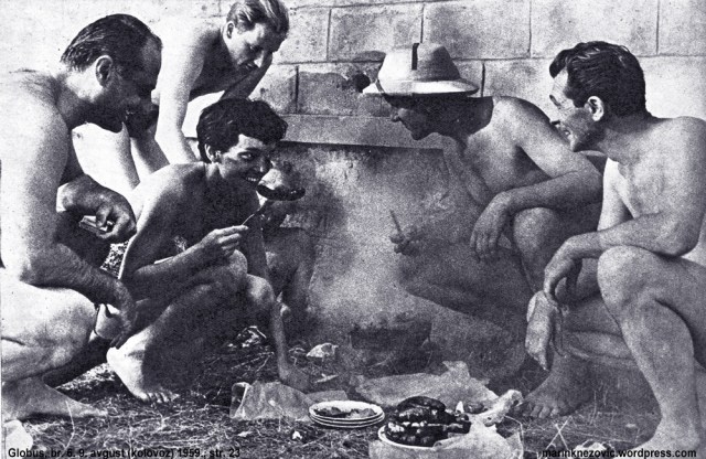 Glumci za priričnim roštiljem