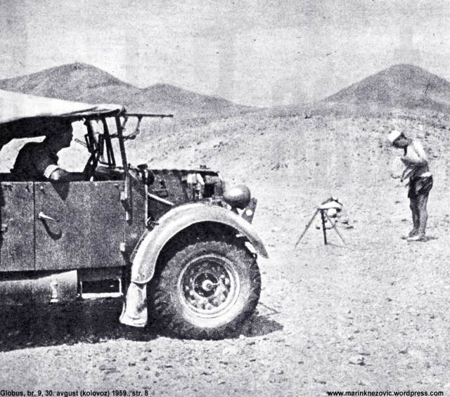 Radnici Geoistraživanja iz Zagreba istražuju geološke slojeve pustinjskog zemljišta.