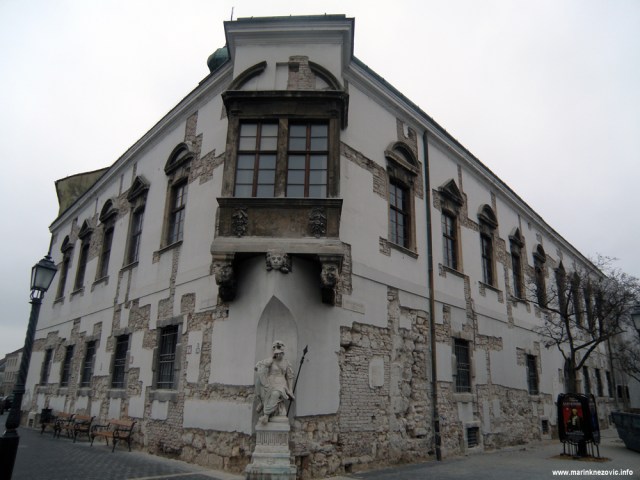 Szentháromság tér, 