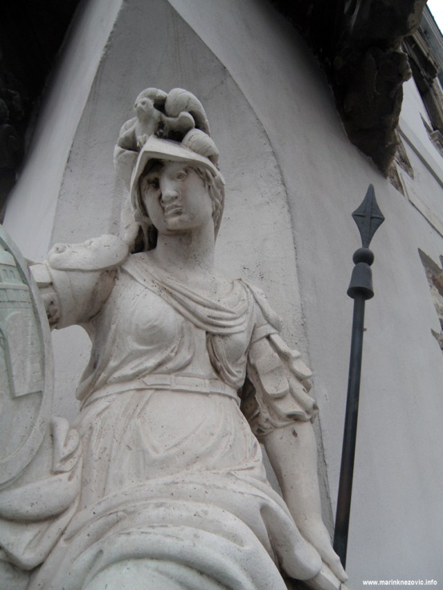 Szentháromság tér, 