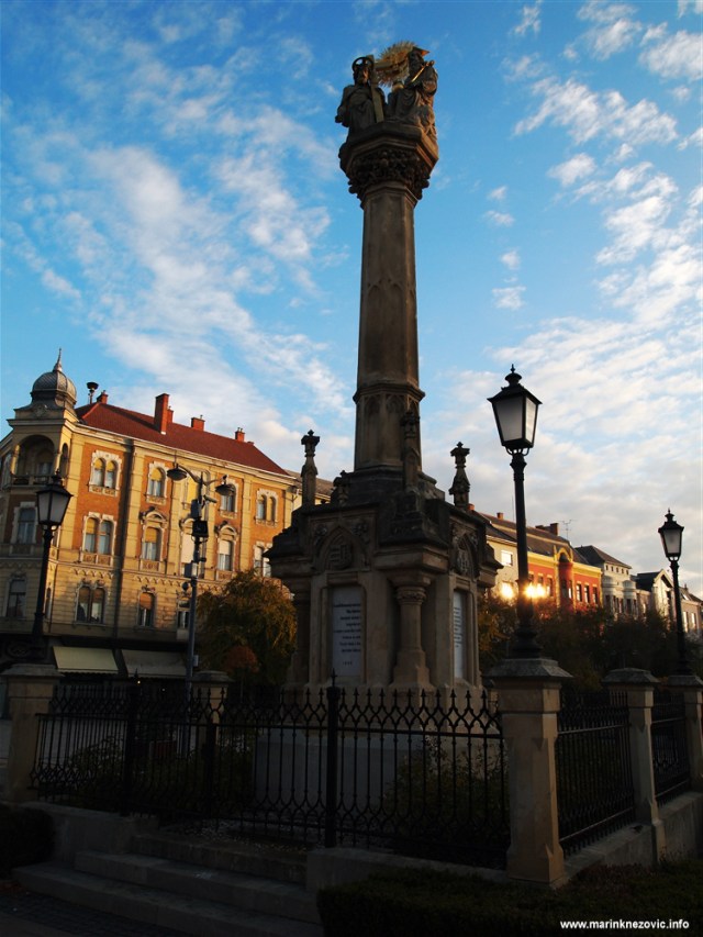 Sambotel, Szombathely, stup sv. Trojstva, Fo ter