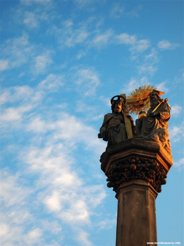 Sambotel, Szombathely, stup sv. Trijstva