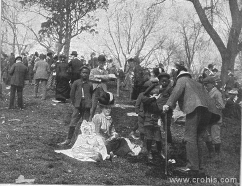 Amerikanci na Uskrs traže na livadi jaja. Vjerski blagdan pretvara se u obiteljsku zabavu. 