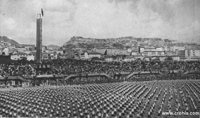 Slet na stadionu u Ankari. Pojedine azijske zemlje svojevoljno preuzimaju europske ideologije i vrijednosti. Ovo posebno vrijedi za Atatürkovu Tursku. Na slici je prikaz slet mladeži na stadionu u Ankari, Europi dobro poznati spoj nacionalizma i sporta.