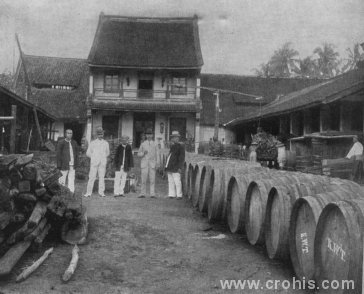 Slika iz destilerije pokazuje bit kolonijalizma. Na slici su prikazani europski šefovi i njihovi domorodački predradnici. Bez veće ili manje suradnje domaćeg stanovništva nije moglo biti kolonijalizma.