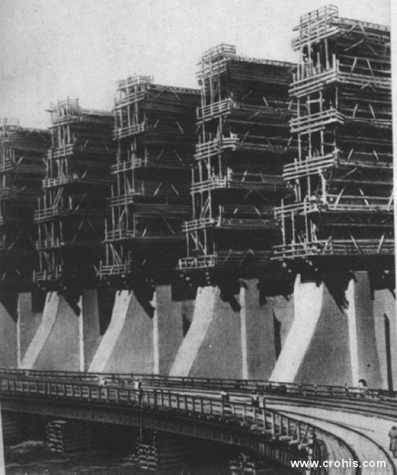 Hidrocentrala na Dnjepru. Jedno od glavnih obećanja boljševičke vlasi u Sovjetskom savezu bilo je širenje upotrebe električne energije. Simbol tih nastojanja je ova velika hidrocentrala na Dnjepru (Dnjepropetrovsk).