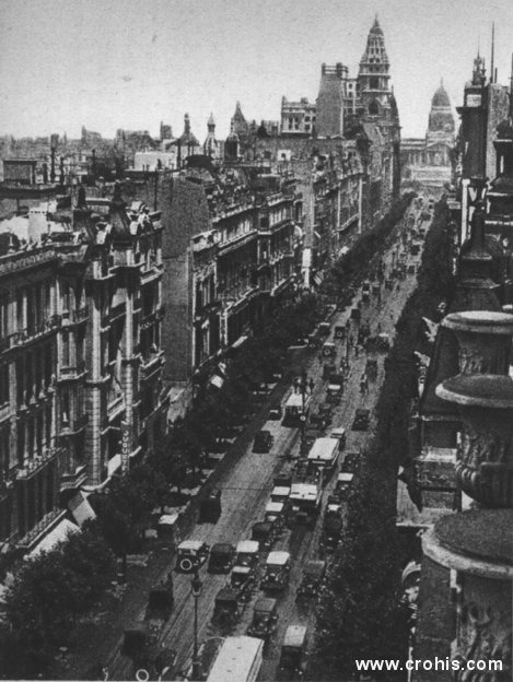 Avenija u Buenos Airesu. Između dva svjetska rata i pojedine južnoameričke države kao da su svojim gospodarskim napretkom i životnim standardom stanovništva konkurirale SAD-u. To se posebno odnosilo na Argentinu. O tome svjedoče i široke avenije Buenos Airesa pune automobila u ovom razdoblju.