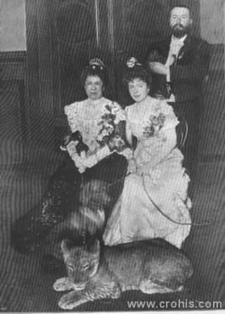 Važan dio života dama iz najviših društvenih slojeva bio je dobrotvorni rad. Ovdje je prikazana supruga njemačkog kancelara kako drži lavića na uzici. Bizarna fotografija je rezultat činjenice da je ova ugledna dama bila pokroviteljica berlinskog zoološkog vrta.