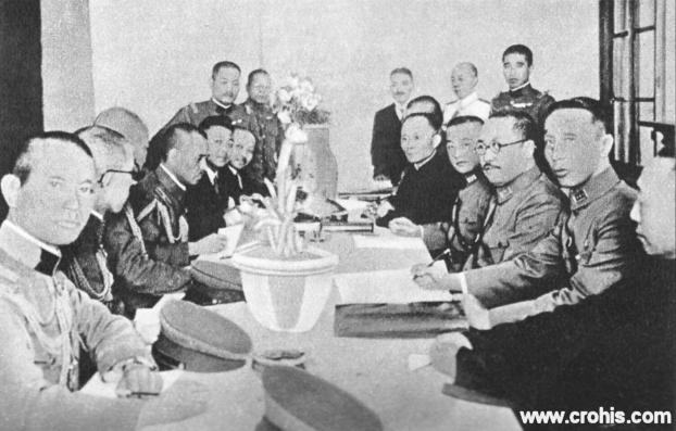 Potpisivanje japansko-kineskog primirja. Početkom 30-tih godina 20. st. japanska agresija na Kinu je bila u punom jeku. Dogovori o primirju kao ovaj u Tangku kod Tsientsina između japanskog generala i zapovjednika guomintangških jedinica nisu mijenjali ništa bitno u tome.