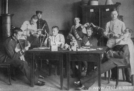 Slika pokazuje što se smatralo odgovarajućom zabavom za mladu gospodu. Kadeti sviraju, čitaju i veliko dio vremena posvećuju uljepšavanju. Obratite pozornost na bocu na stolu.