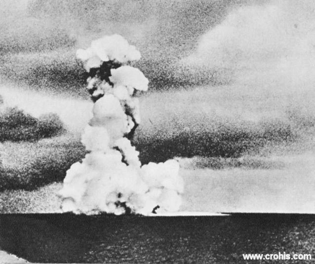 Erupcija vulkana Krakatau. Prirodne katastrofe privlačile su pozornost ljudi od davnina. Ta fascinacija je prisutna i 30-tih godina 20. st., doduše pomiješana s izrazima divljanja „silama“ puno kraćeg trajanja i slabijeg utjecaja. Tako se ova fotografija erupcije vulkana Krakatau između Sumatre i Jave našla među slikama političara, filmskih i sportskih zvijezda kao samo jedna od senzacija.