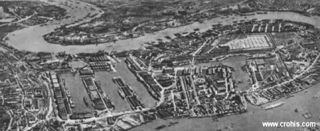 Londonska luka. Srce britanskog imperija je londonska luka koja veže maticu s njenim ogromnim kolonijalnim carstvom. Upravo će veliki dokovi na Thamesi postati glavna meta njemačke avijacije tijekom 2. sv. r.