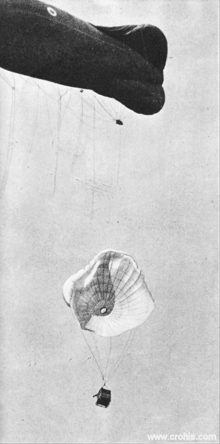 Zračni manevri kod Montdidiera. Tridesete godine 20-tog stoljeća obilježava ponovno jačanje međunarodnih napetosti koje prate ubrzane ratne priprema. Vojni manevri su sve učestaliji pa i oni zračnih snaga kao ovi francuske vojske kod Montdidiera. 