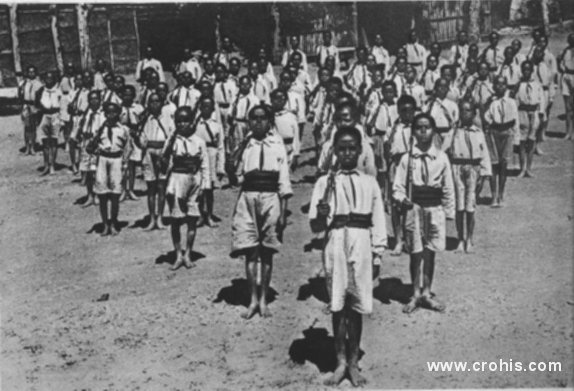 Etiopska mladež kod Addis Abebe. Europske sile vaneuropskim narodima svoje ideologije i nameću. Tako fašistička Italija militarizira mladež u okupiranoj Etiopiji po uzoru na fašističke organizacije za mlade u Italiji.