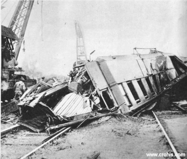 Željeznička nesreća kod Nantesa. Napredak tehnologije ne donosi samo poboljšanja u ljudske živote nego otvara vrata i do sada neviđenim nesrećama i katastrofama kao što je ova željeznička nesreća kod Nantesa. 