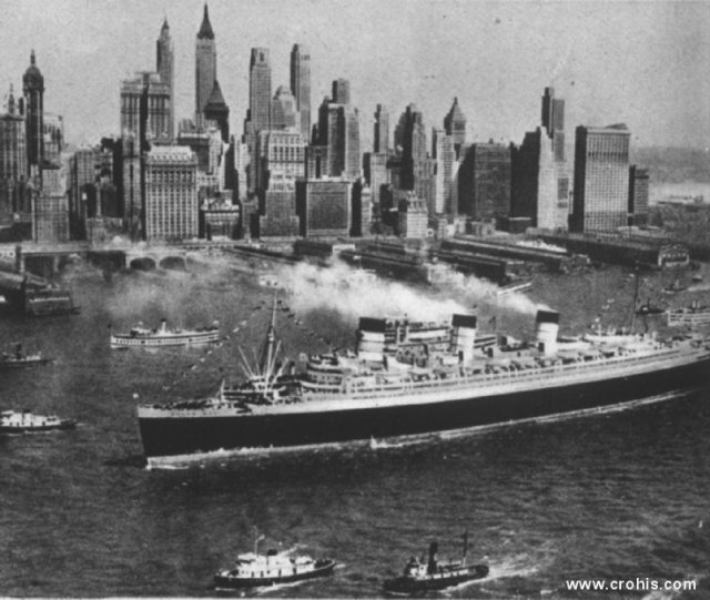 Manhattan gledan s mora. emelj uspona New Yorka je, kao i slučaju Londona, njegova luka. U razdoblju između dva svjetska rata brzina prijelaza oceana velikim prekooceanskim brodovima, kao ovim na slici, bila je stvar nacionalnog prestiža. Iz toga se razvilo natjecanje za „plavu vrpcu“ koju je dobivao brod koji je najbrže plovio s jedne na drugu stranu Atlantika.