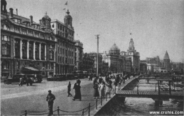 Trgovački centar Shangaia. Kina je između dva svjetska rata uložila velike napore da se modernizira po uzoru na Europu i SAD. Usprkos tome modernizacija je ostala ograničena na mala područja kao što je napr. bio Shangai.