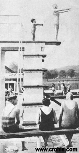 Skakčice u vodu. Ženski sport bio je važna tema ženske rubrike „Svijeta“ 30-tih godina 20. st. To uvijek nije značilo i poricanje obiteljske uloge žene. O tome svjedoči i ova fotografija na kojoj se majka i njezina mala kći spremaju zajedno skočiti u vodu.