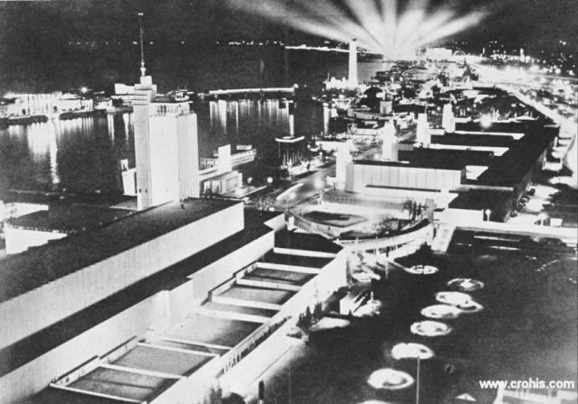 Svjetska izložba u Chicagu. Početkom 30-tih svijet još uvijek pogađa velika ekonomska kriza. Usprkos tome pojavljuju se i prvi znaci vjere u skori oporavak. Novac se ne štedi na demonstracijama nacionalne ekonomske moći kao što je to bile svjetska izložba u Chicagu. 