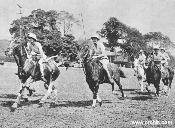 Žene igraju polo. Ženska emancipacija 30-tih godina 20. st. bila je ograničena na onaj najbogatiji dio društva. Tako je ugledni polo klub u Brightonu u Engleskoj imao i žensku ekipu koja se natjecala s muškarcima.