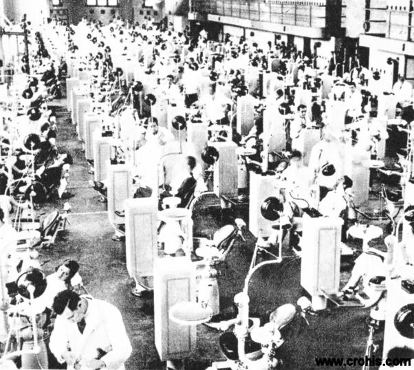 Zubna klinika u Pensylvaniji. Napreduju i tehnike liječenja. One se istovremeno i industrijaliziraju i dehumaniziraju. O tome svjedoči i dvorana zubne klinike sveučilišta Pennsylvania gdje se na jednom mjestu može tretirati istovremeno 135 pacijenata. 