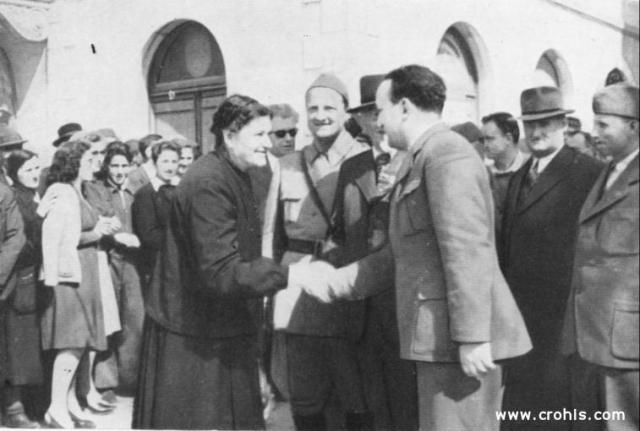 Bakarić i starica. Starica ponizno stišće ruku Vladimiru Bakariću. Slika kakvu političari vole. Izražava njihovu pokroviteljsku nadmoć nad običnim pukom.