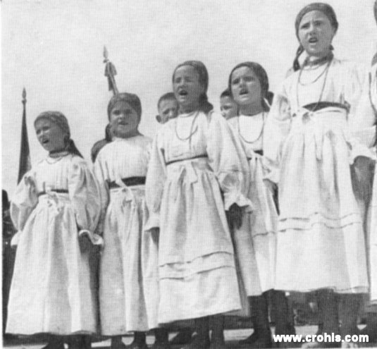 Sa smotre hrvatske seljačke kulture. Čuvanje folklornih tradicija, „narodne kulture“ bio je dio djelovanja HSS od njegovih početaka. Osnivač HSS-a Antun Radić ujedno je i utemeljitelj hrvatske etnografije. 