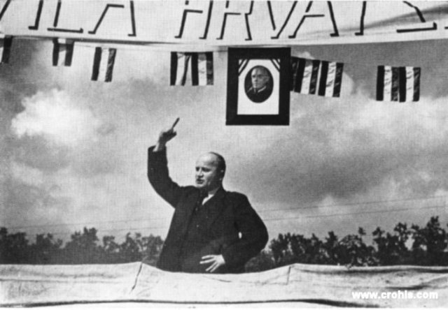 Ing. Augustin Košutić govori na skupu u Jastrebarskom. Patetične geste govornika prije 2. sv. r. nisu bile rezervirane samo za totalitarne vođe poput Mussolinija, Hitlera i Lenjina već su bile sastavni dio političke agitacije svih stranaka pa tako i HSS-a. 