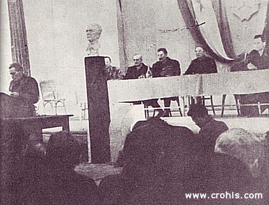 Drugo zasjedanje AVNOJ-a u Jajcu. Na drugom zasjedanju AVNOJ-a u Jajcu, potpredsjednik AVNOJ-a Moša Pijade čita odluku predsjedništva AVNOJ-a kojom se Josipu Brozu Titu dodjeljuje naziv maršala Jugoslavije. Odluke 2. zasjedanja AVNOJ-a 29. i 30. studenog 1943. u Jajcu, postavile su temelje federativnom ustrojstvu nove, socijalističke Jugoslavije ali su predstavljale i otvoreni raskid s monarhističkom Jugoslavijom jer su zabranile povratak kralja u zemlju.