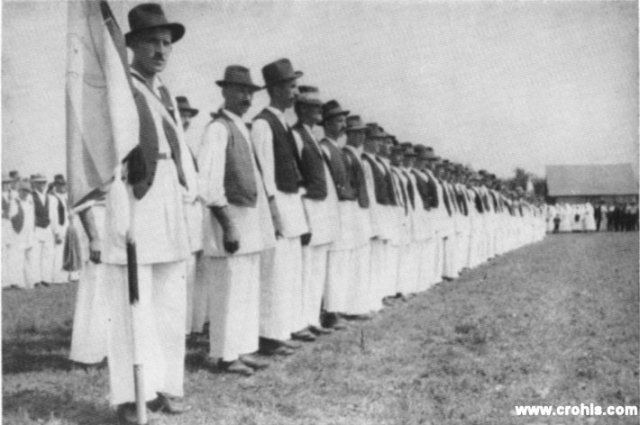 Odred Hrvatske seljačke zaštite. Odredi seljačke straže bili su paravojne skupine koje su bile karakteristične za razdoblje između dva svjetska rata. Najpoznatije su one fašističkih stranaka no imali su ih i komunisti kao i građanske, demokratske stranke, kako svjedoči primjer HSS-a. One su služile za fizičke obračune s političkim protivnicima, zastrašivanje ali i kao svojevrsni „muški“ klubovi. Vojnička poza i seljačko odijelo jako odudaraju jedno od drugoga.