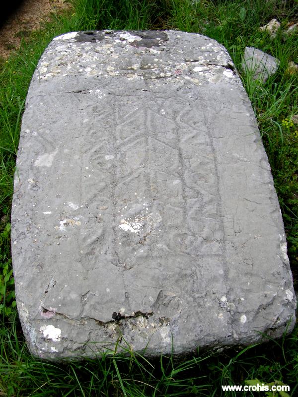 Najstarijim oblikom stećka smatra se onaj u obliku ploče. Pojavljuje se tijekom 12. i 13. st. Ovaj tip stećka ostao je u upotrebi dokle god je postojao običaj ukapanja pod stećcima.