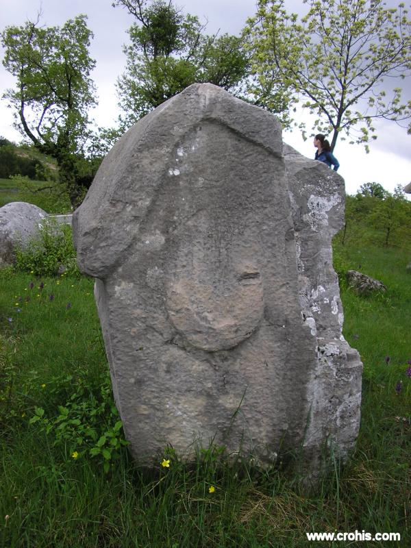 Polumjesec je česti simbol na stećcima. Kao što se mjesec tijekom svojih mijenja obnavlja tako je i pokojnik očekivao da će se obnoviti i njegov život.
