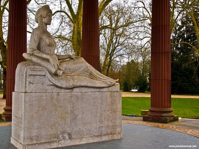 Elizabetin izvor - kip božice Hygie u kružnom hramu.